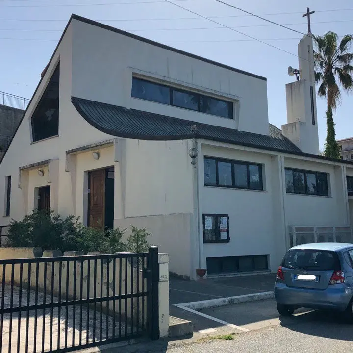 Tentato furto nella parrocchia a Belvedere, il parroco sbotta: «Basta falsità»