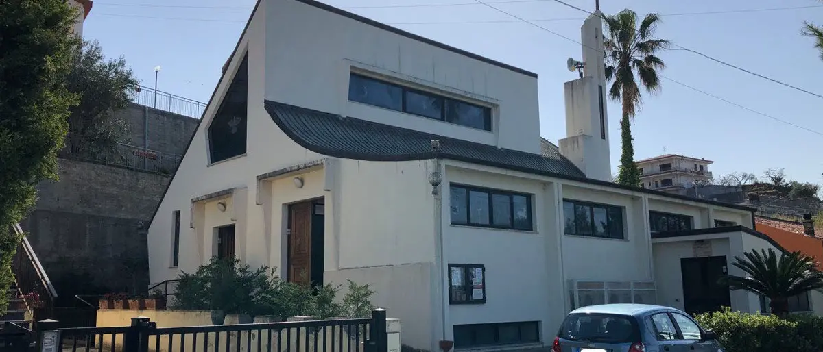 Tentato furto nella parrocchia a Belvedere, il parroco sbotta: «Basta falsità»