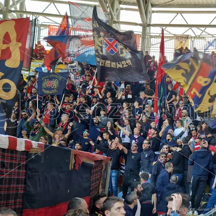Il Cosenza fa la voce grossa quando si parla di numeri di tifosi in trasferta. La classifica