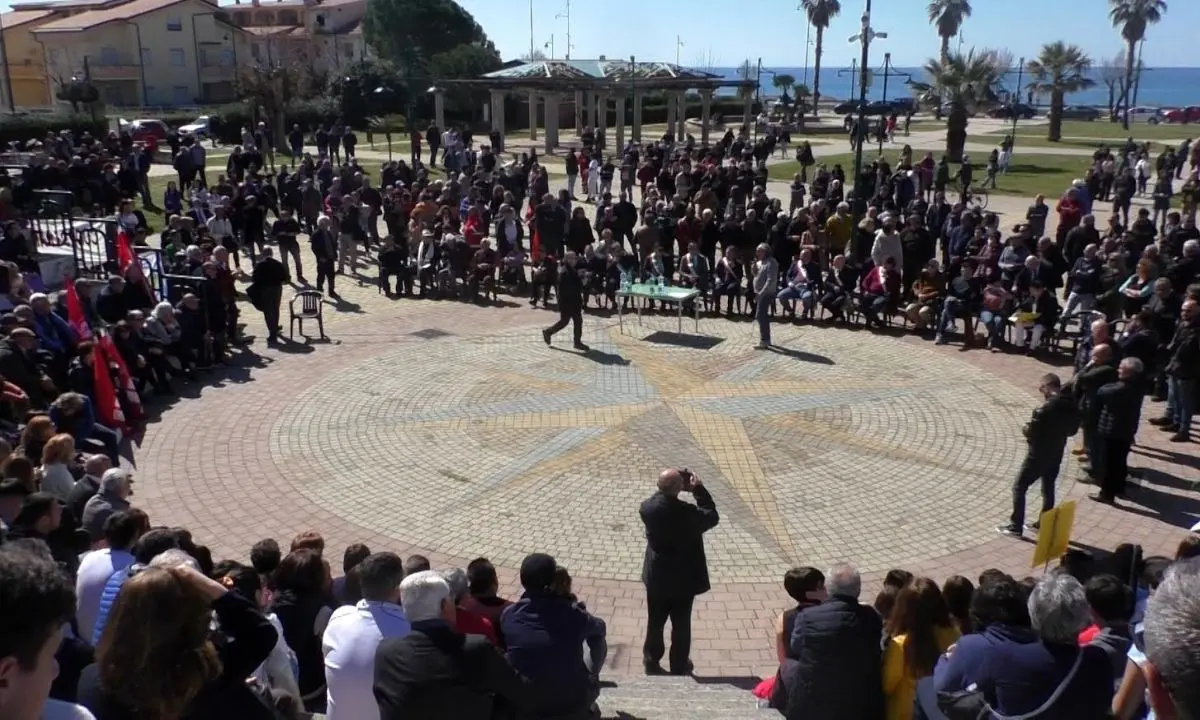 Tortora, in mille dicono no alla riapertura dell'impianto di smaltimento rifiuti