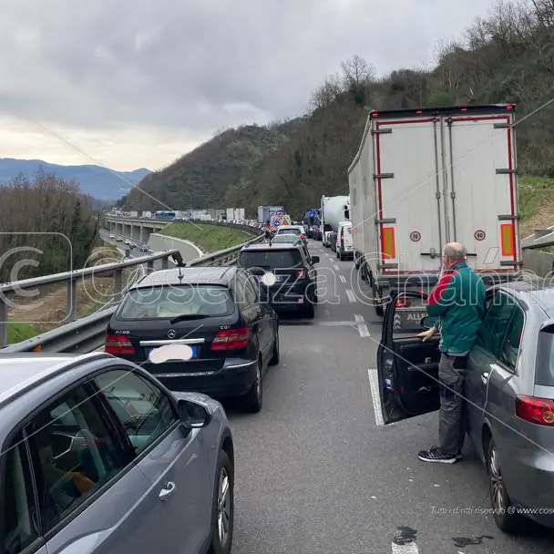 A2, auto in fiamme tra Cosenza e Rogliano. Traffico bloccato e tre chilometri di fila | LIVE