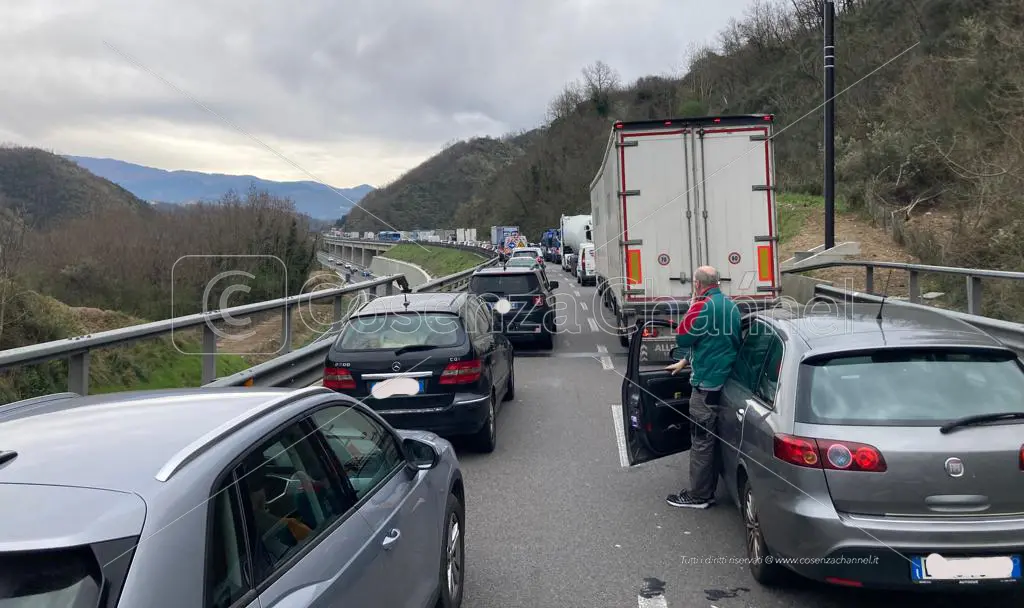 A2, auto in fiamme tra Cosenza e Rogliano. Traffico bloccato e tre chilometri di fila | LIVE