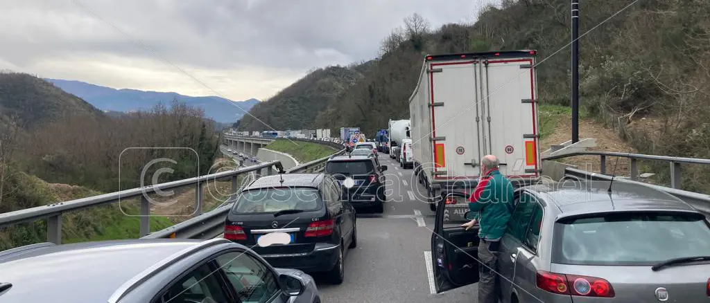 A2, auto in fiamme tra Cosenza e Rogliano. Traffico bloccato e tre chilometri di fila | LIVE