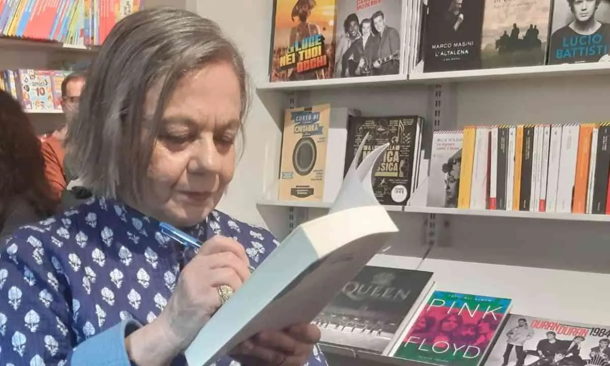 Cosenza, a \"Libri in Villa\" la presentazione di \"Sarti volanti\" di Annarosa Macrì