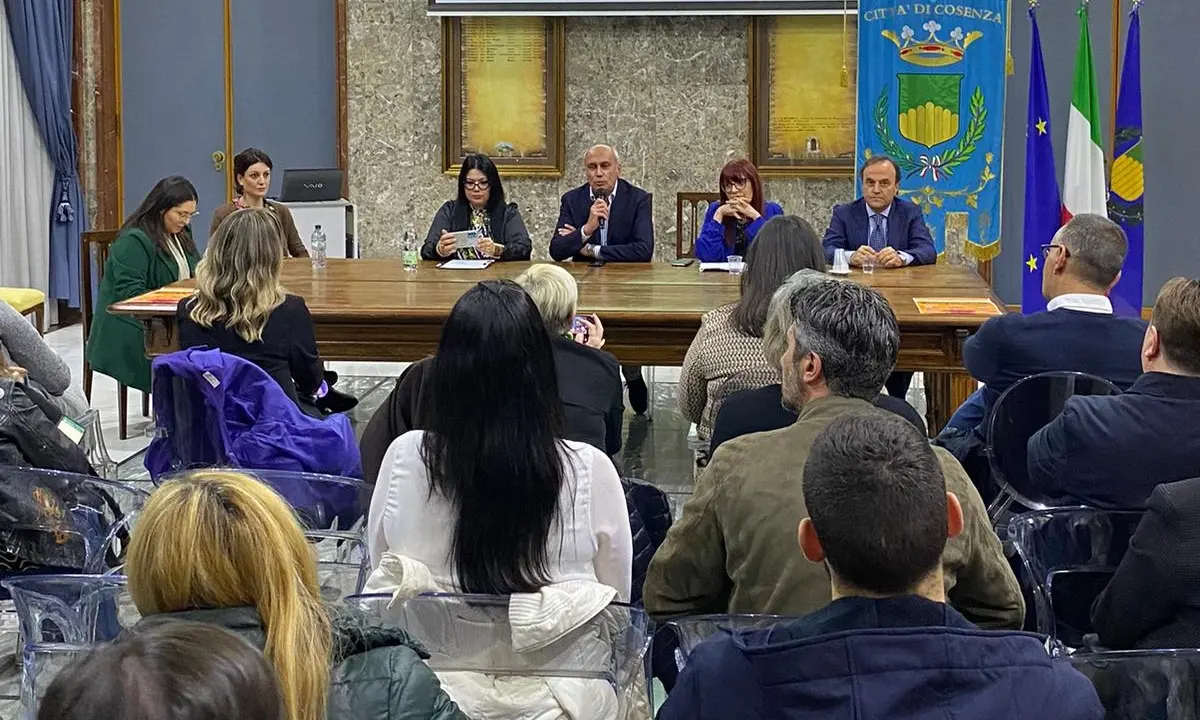 Endometriosi, il Comune di Cosenza accende i riflettori su una patologia che colpisce 200 milioni di donne
