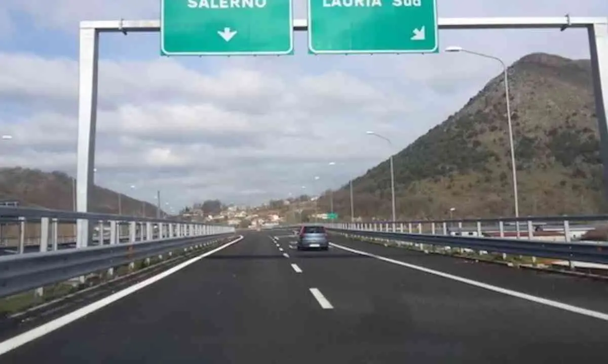 Operaio morto sull'A2, tragedia tra gli svincoli di Cosenza e Altilia