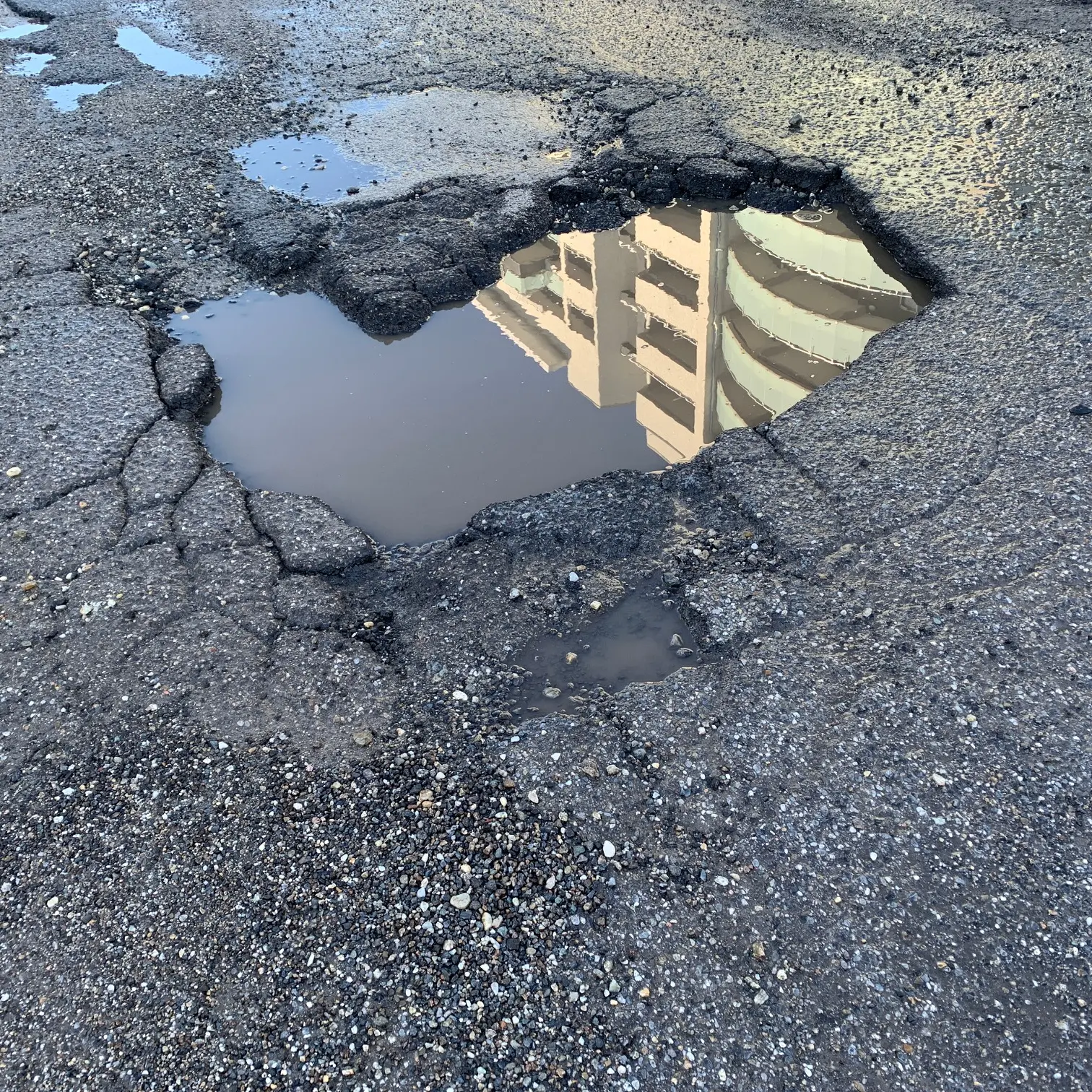 Rende, dove le buche sull'asfalto diventano passaggi per altri mondi | FOTO