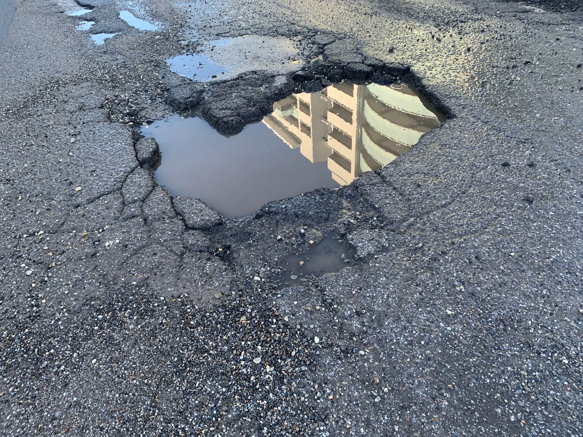 Rende, dove le buche sull'asfalto diventano passaggi per altri mondi | FOTO