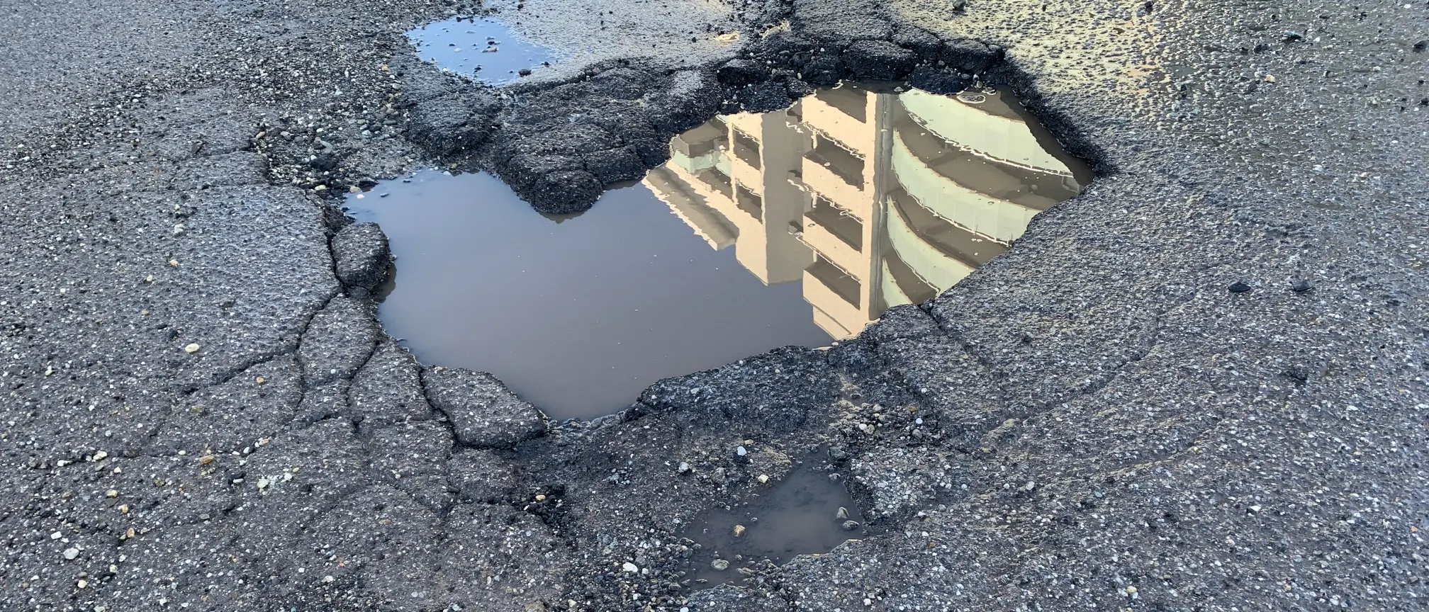 Rende, dove le buche sull'asfalto diventano passaggi per altri mondi | FOTO