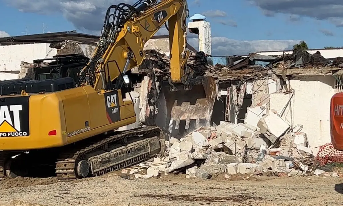 Corigliano Rossano, lido abusivo demolito dopo mezzo secolo