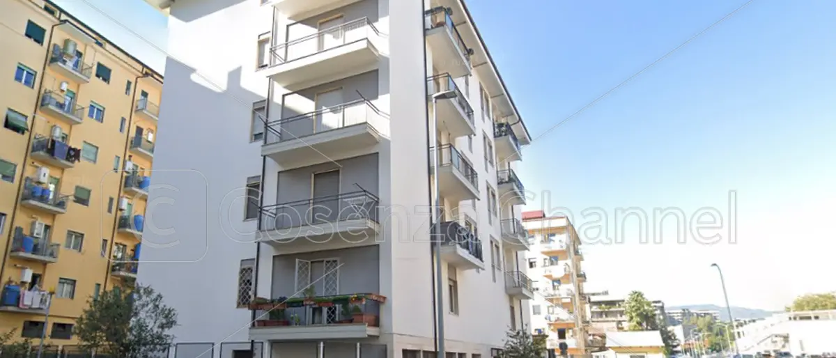 «Da un mese ascensore fuori uso a causa del Comune di Cosenza». Lo sfogo di una lettrice