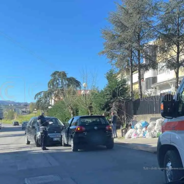 Incidente a Rende, scontro tra due auto a Sant'Agostino. Ambulanza sul posto