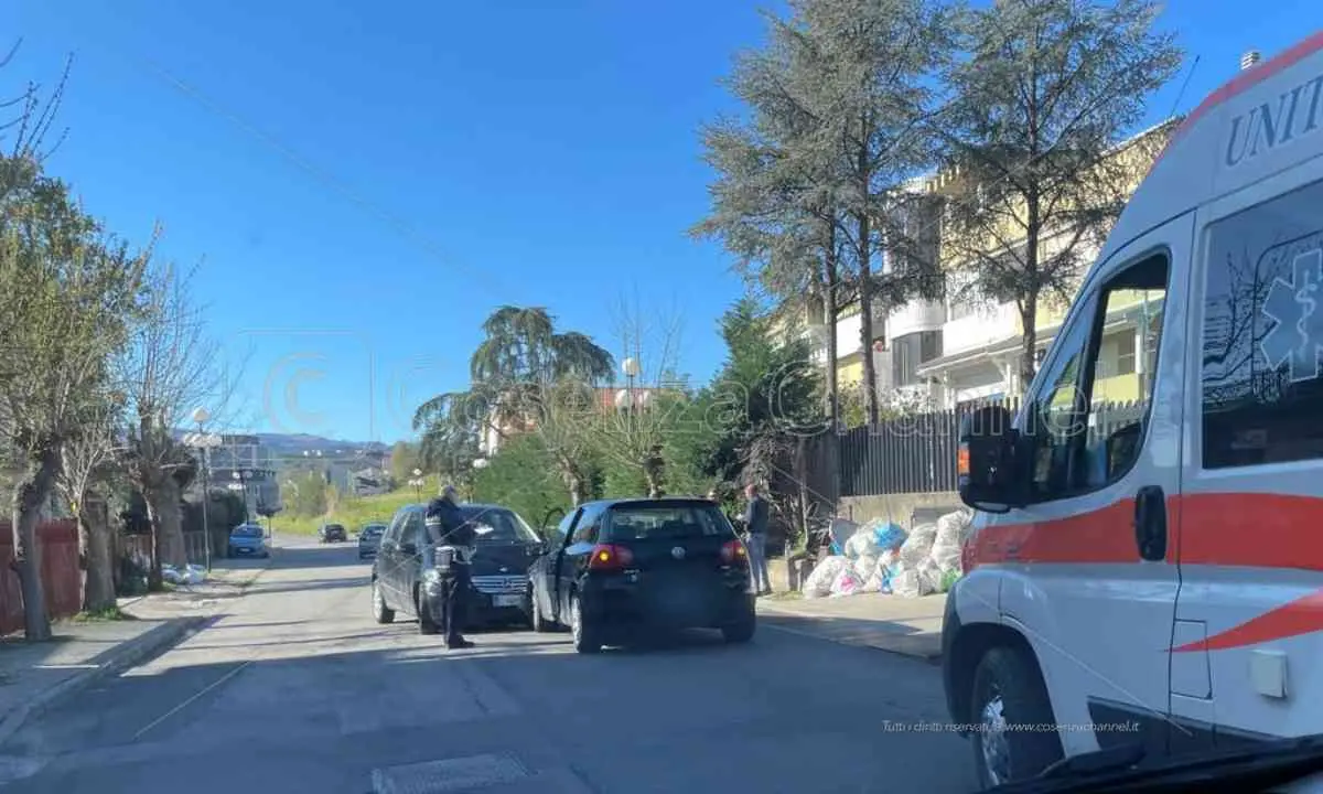 Incidente a Rende, scontro tra due auto a Sant'Agostino. Ambulanza sul posto