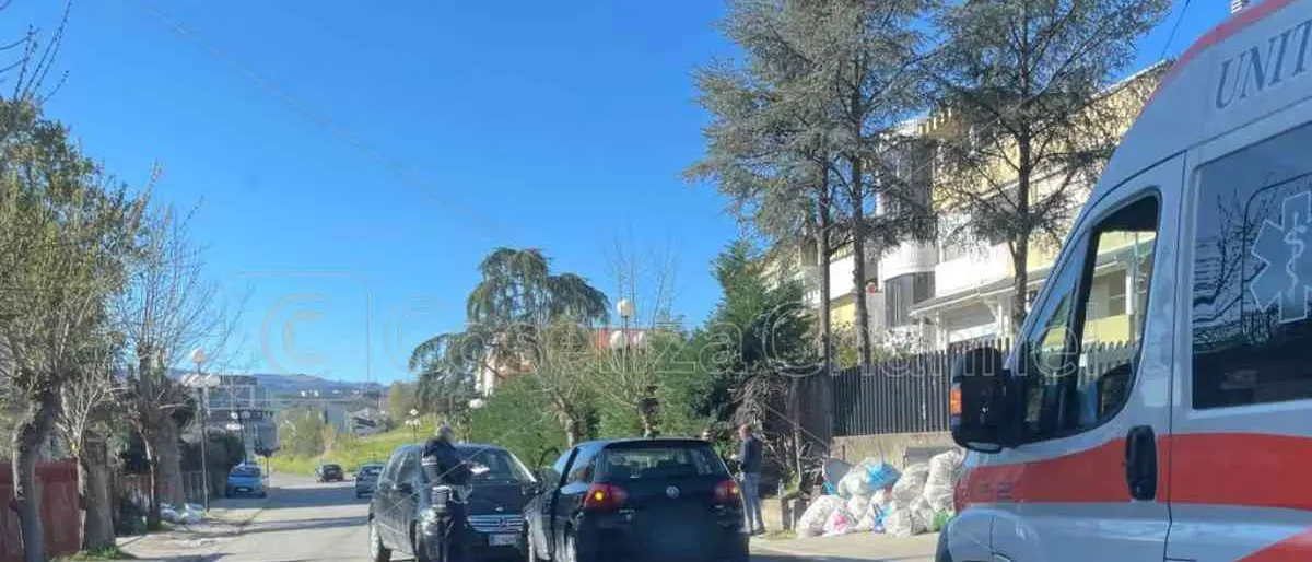 Incidente a Rende, scontro tra due auto a Sant'Agostino. Ambulanza sul posto