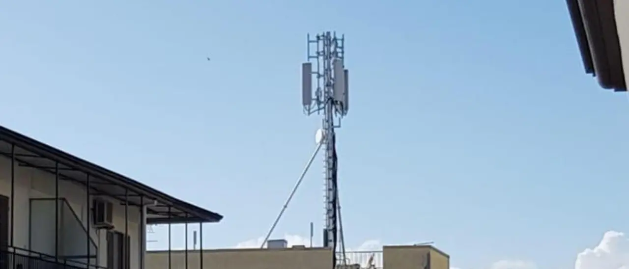 Corigliano Rossano, piazzati ripetitori per la telefonia: monta la protesta