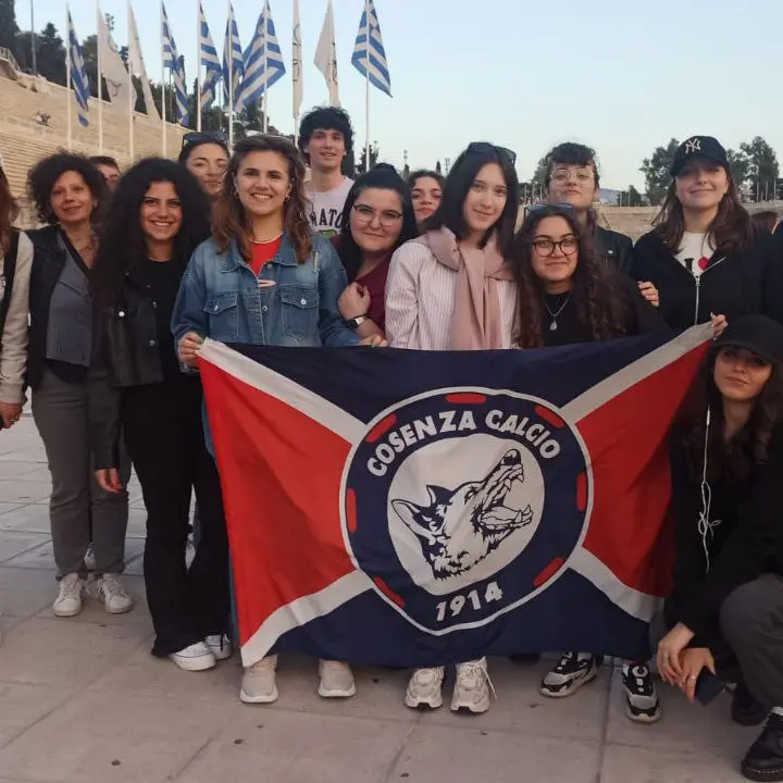 Cosenza, la bandiera rossoblù degli studenti del Telesio \"benedetta\" da Atena Nike