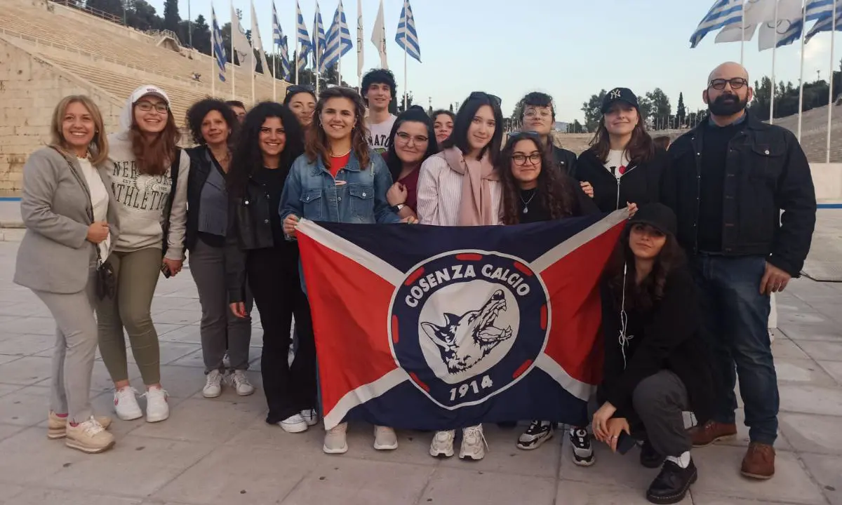 Cosenza, la bandiera rossoblù degli studenti del Telesio \"benedetta\" da Atena Nike