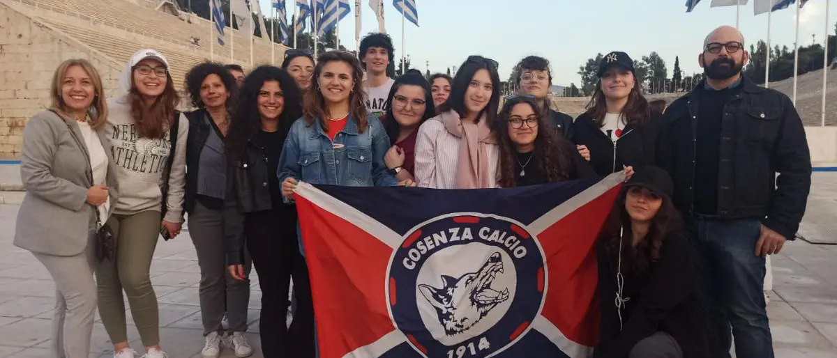 Cosenza, la bandiera rossoblù degli studenti del Telesio \"benedetta\" da Atena Nike