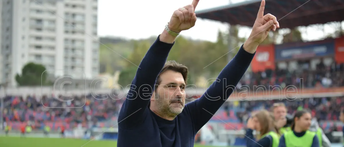 Viali è qua e salta con gli ultrà: «Faccio fatica a descrivere il pubblico del Cosenza»