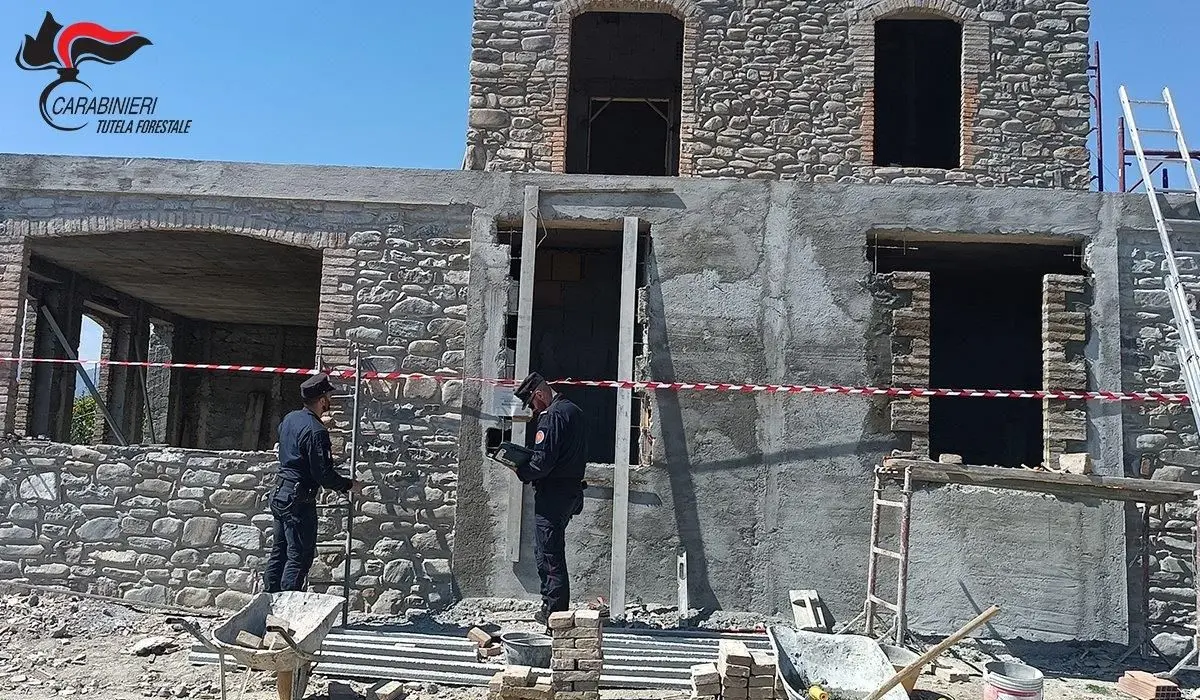 Abusi edilizi a Trebisacce, i carabinieri forestale sequestrano una villa