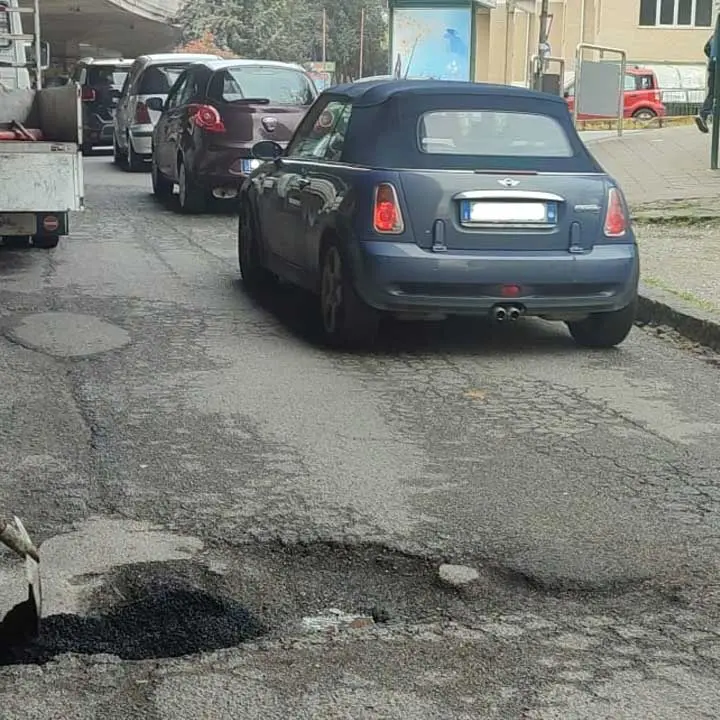 Cosenza, iniziata la bitumazione a freddo delle strade. De Cicco: «E' una messa in sicurezza»