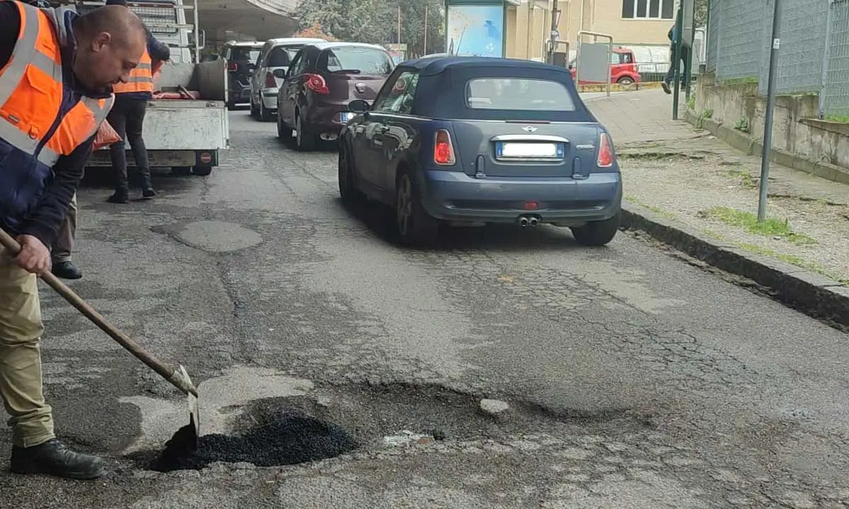 Cosenza, iniziata la bitumazione a freddo delle strade. De Cicco: «E' una messa in sicurezza»