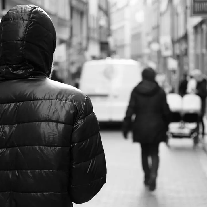 Stalker in libertà, ma la vittima non lo sa: «Così si muore due volte»