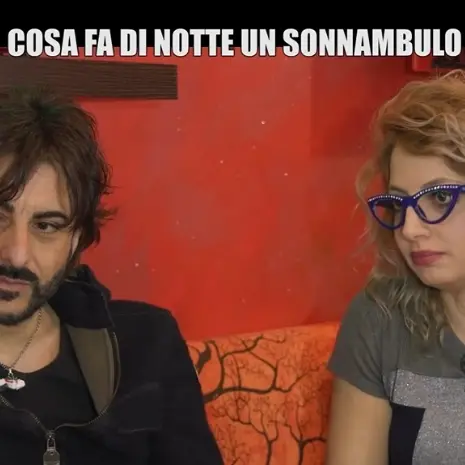 La storia di Elvira, del duo Nevis e Asya, la donna senza sonno. Una vita tra illusione e sogno
