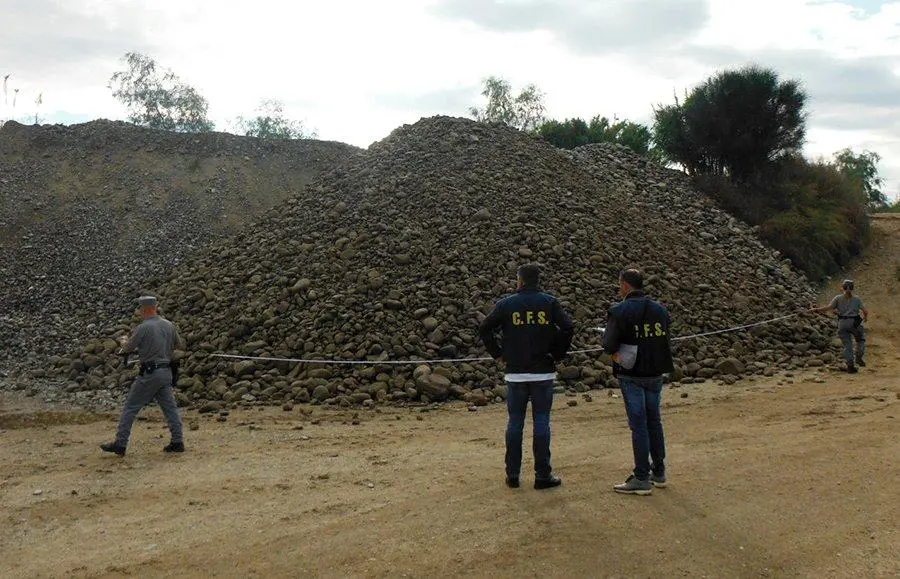 Preleva materiale dal fiume Mucone, imprenditore denunciato: mezzi sotto sequestro