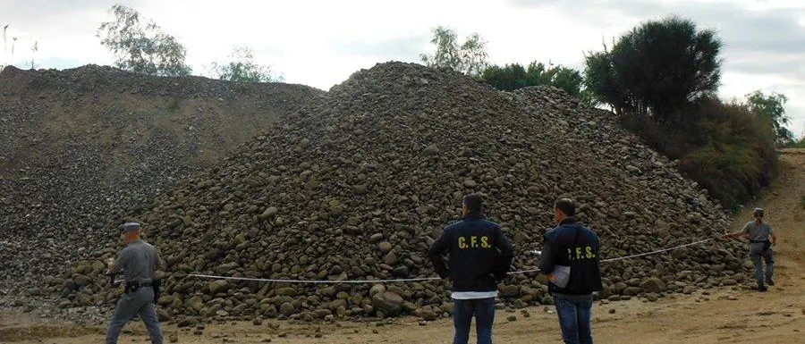 Preleva materiale dal fiume Mucone, imprenditore denunciato: mezzi sotto sequestro