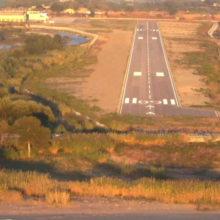 Aviosuperficie di Scalea, la pista è chiusa e l'elicottero del 118 atterra nel parcheggio: è di nuovo polemica