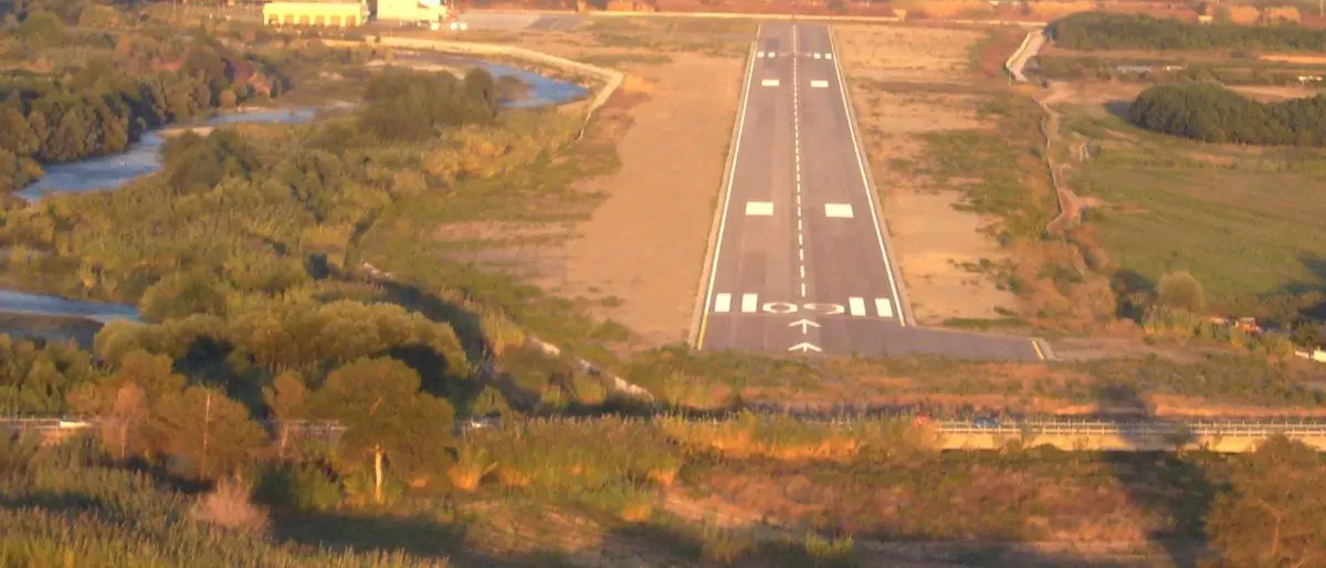 Aviosuperficie di Scalea, la pista è chiusa e l'elicottero del 118 atterra nel parcheggio: è di nuovo polemica