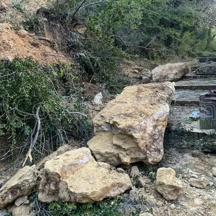 Cosenza, cadono massi sui \"Tredici canali\": chiusa la fontana | FOTO