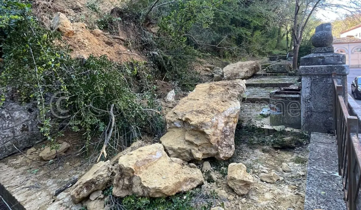 Cosenza, cadono massi sui \"Tredici canali\": chiusa la fontana | FOTO