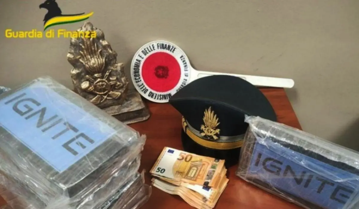 \"Corriere della droga\" arrestato con oltre 5 chili di cocaina in auto