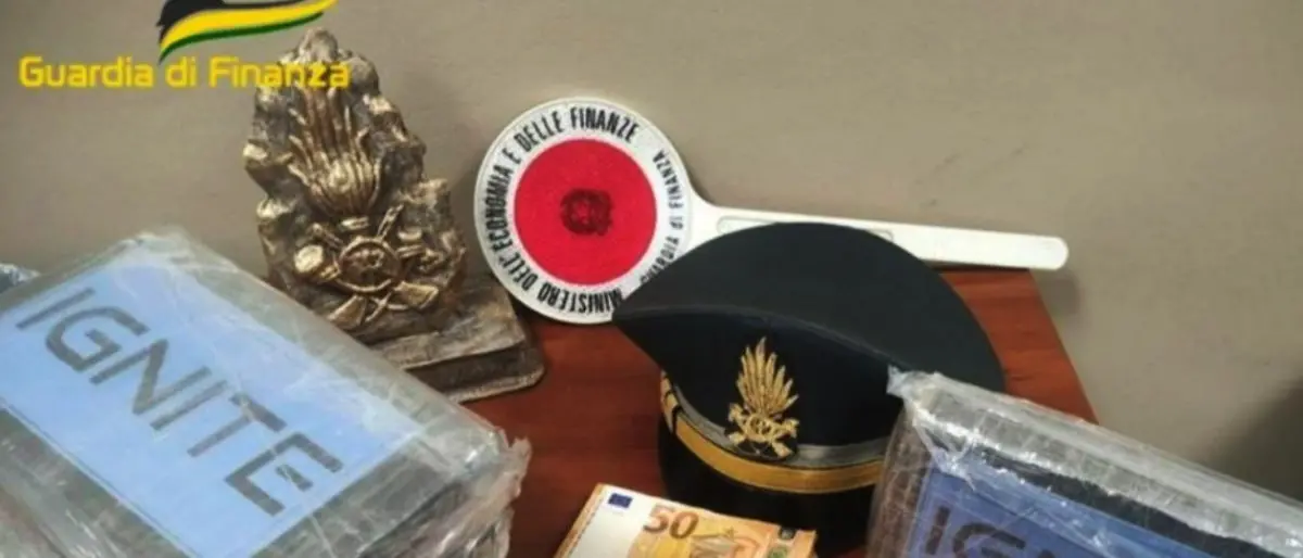 \"Corriere della droga\" arrestato con oltre 5 chili di cocaina in auto