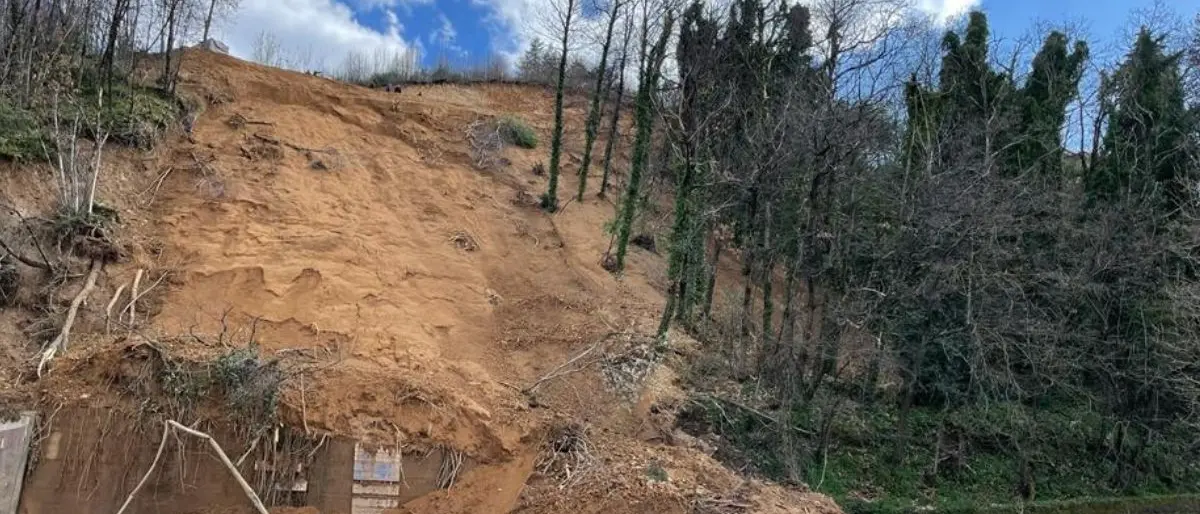 Acri, una frana \"divide\" la città. Forza Italia: «Sbagliato chiudere la strada»