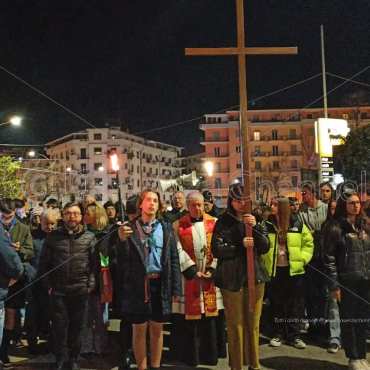 Cosenza, prima \"Via Crucis\" per monsignor Checchinato nel giorno della crocifissione di Gesù | FOTO