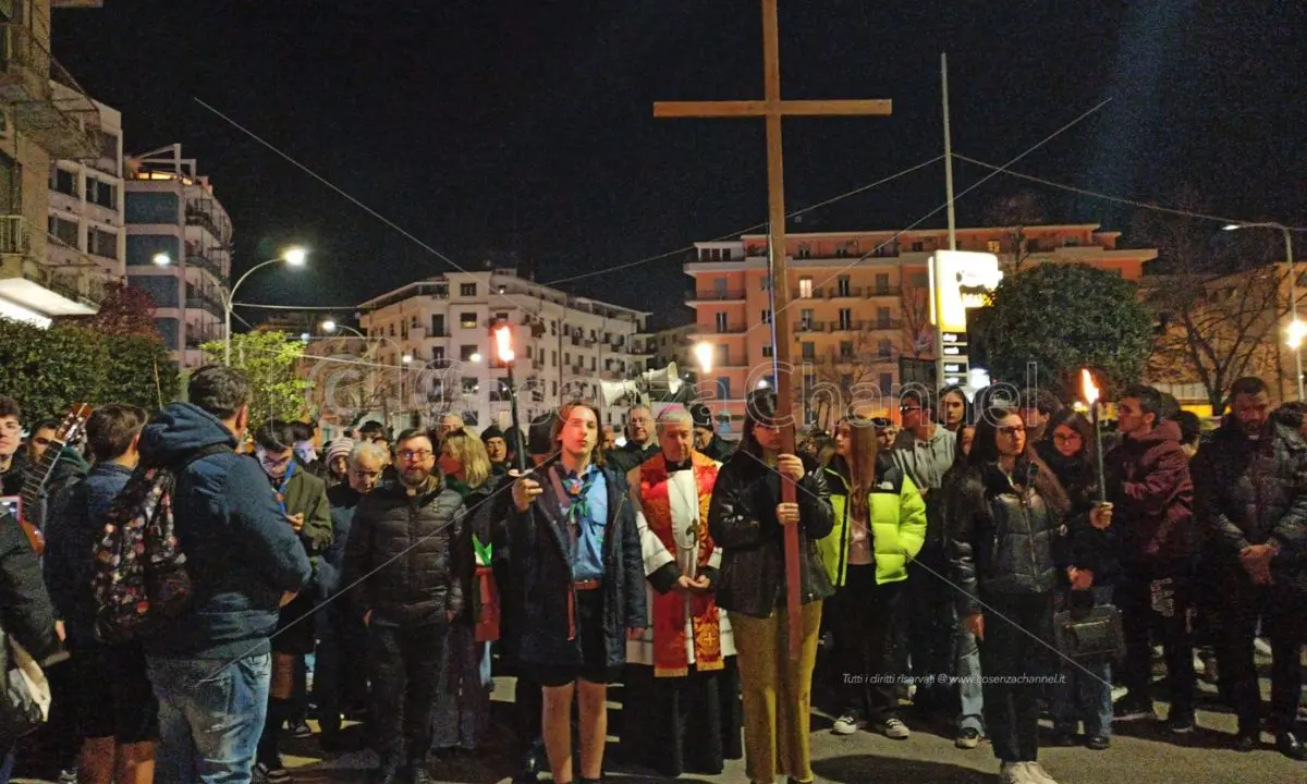 Cosenza, prima \"Via Crucis\" per monsignor Checchinato nel giorno della crocifissione di Gesù | FOTO