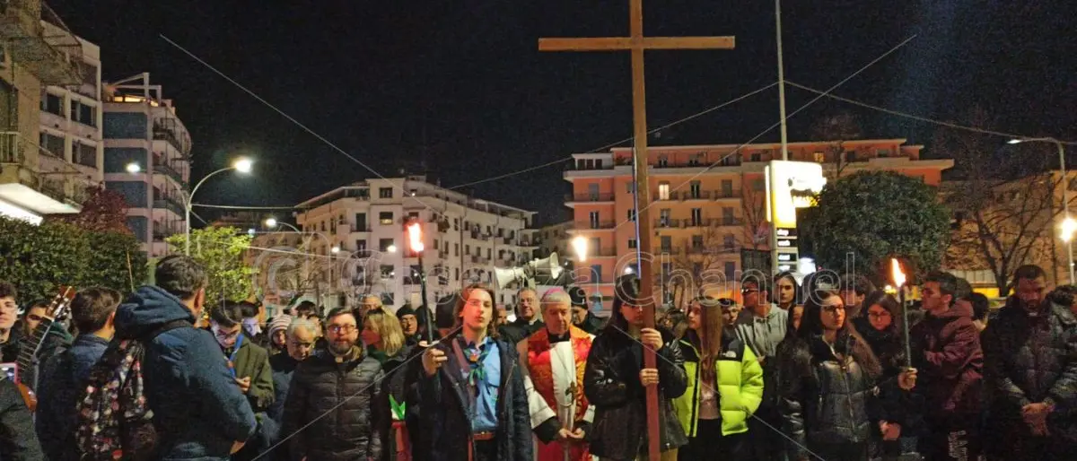 Cosenza, prima \"Via Crucis\" per monsignor Checchinato nel giorno della crocifissione di Gesù | FOTO