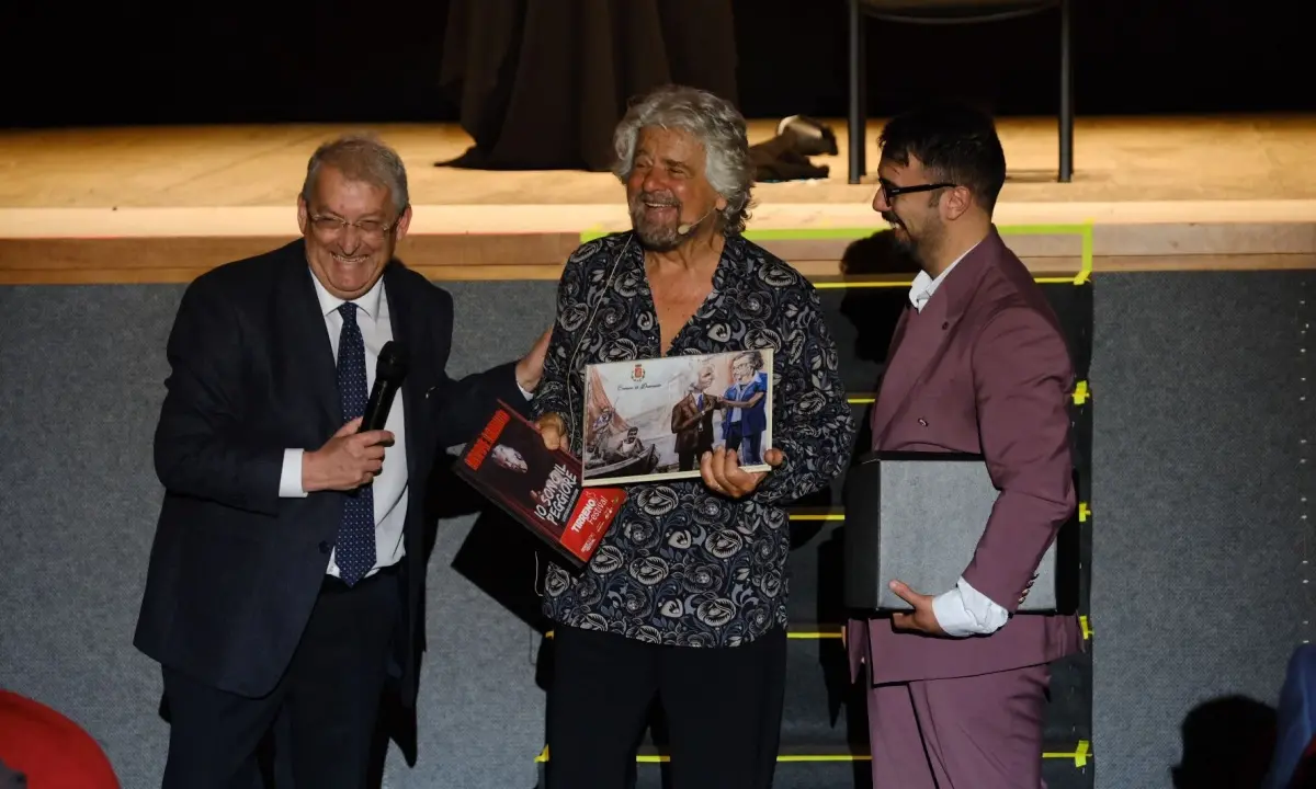 Diamante, il sindaco Magorno consegna un riconoscimento a Beppe Grillo