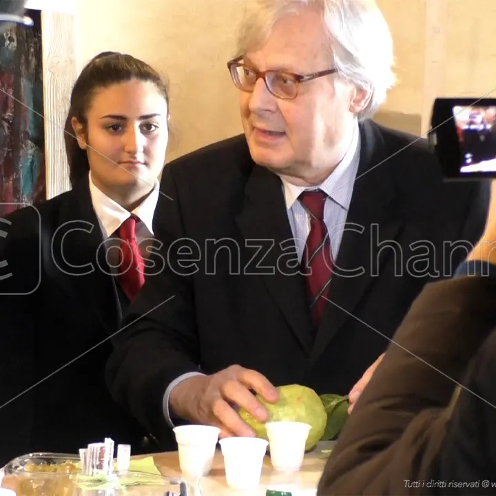 Santa Maria del Cedro, Vittorio Sgarbi inaugura la mostra \"Protagonisti del tempo d'arte\"