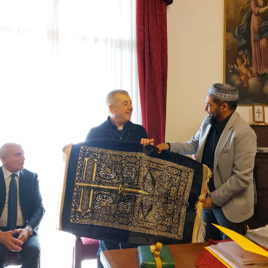 L'abbraccio tra cristiani e musulmani di Cosenza. Monsignor Checchinato incontra l'Imam Berraou
