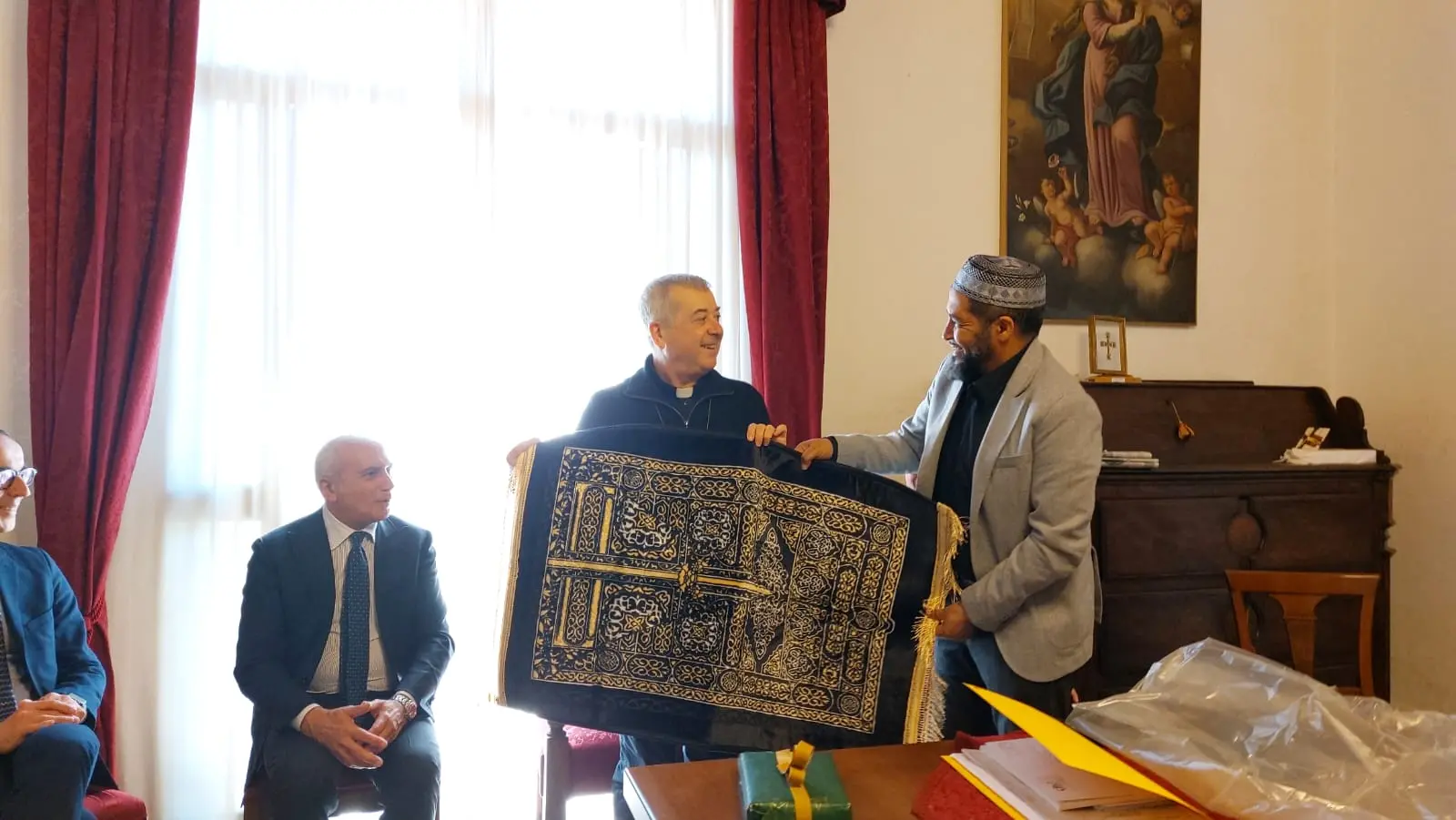 L'abbraccio tra cristiani e musulmani di Cosenza. Monsignor Checchinato incontra l'Imam Berraou