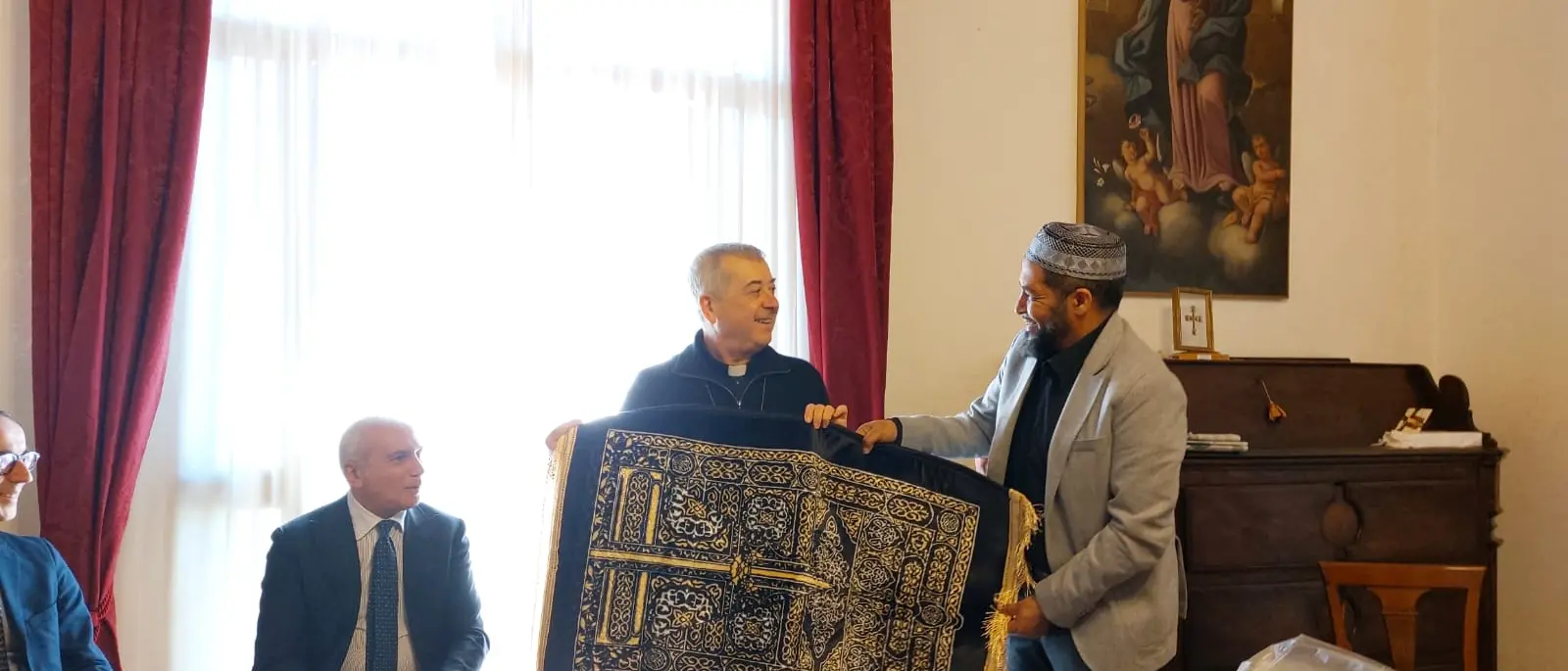 L'abbraccio tra cristiani e musulmani di Cosenza. Monsignor Checchinato incontra l'Imam Berraou