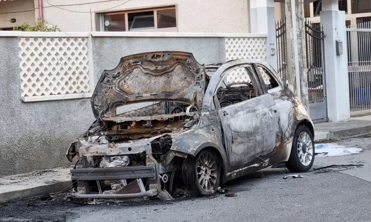 Amantea, ancora un'auto incendiata: è del figlio dell'ex sindaco. Pellegrino stigmatizza
