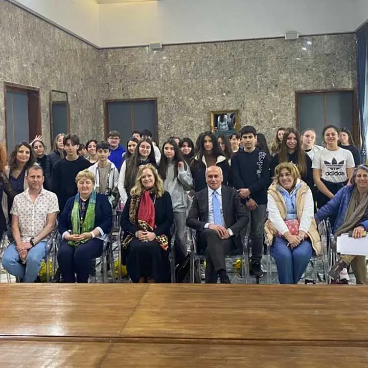 Studenti spagnoli del progetto Erasmus ricevuti a Palazzo dei Bruzi dal sindaco Caruso