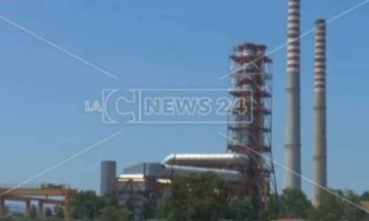 Parte la demolizione delle ciminiere della Centrale Enel di Rossano, scompariranno entro il 2026