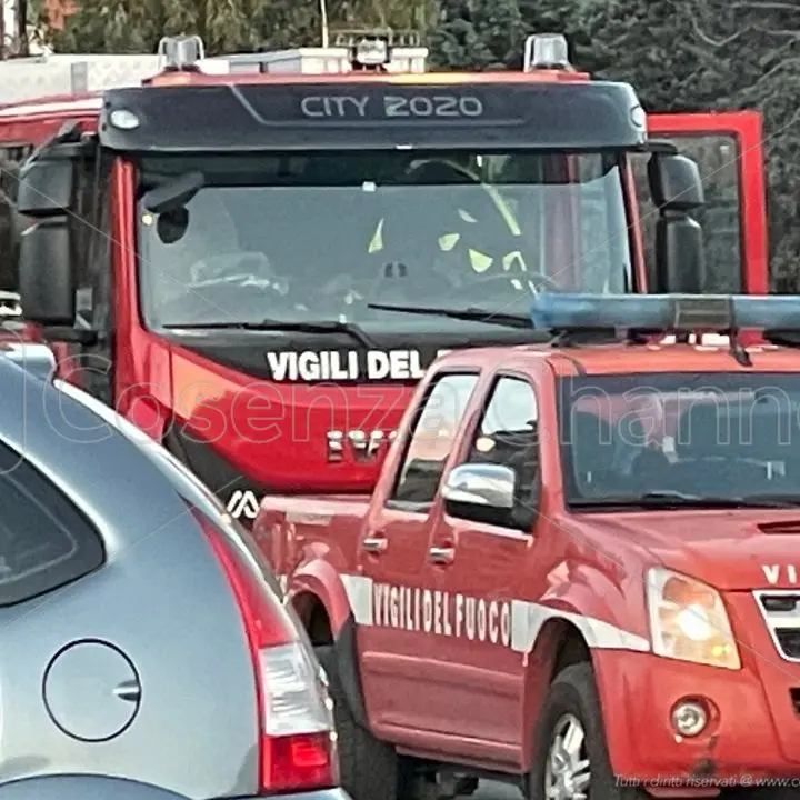 Rende, neonata intrappolata in un'auto: i pompieri la liberano