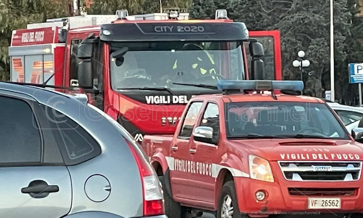 Rende, neonata intrappolata in un'auto: i pompieri la liberano